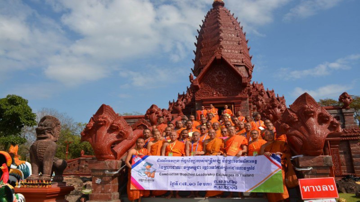 สมเด็จพระสังฆราชกัมพูชา นำคณะมาศึกษาดูงานวัดไพรพัฒนาศรีสะเกษ พร้อมลอดใต้โลงศพหลวงปู่สรวง เพื่อความเป็นสิริมงคลก่อนเดินทางกลับ