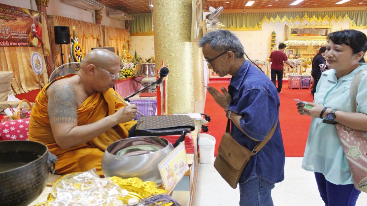 ****หลวงพี่นำ้ฝนทุ่มกว่า3ล้านมอบ100เตียงไฟฟ้าให้โรงพยาบาล