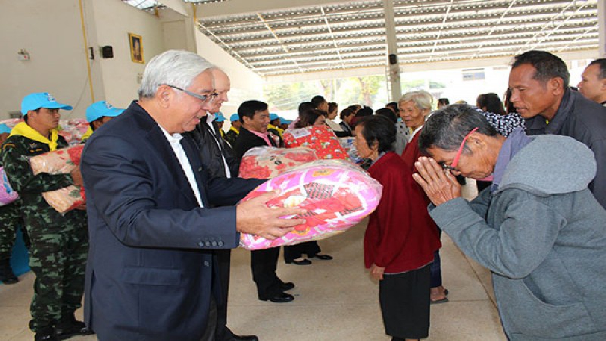 สกลนคร !! รวมพลังทุกภาคส่วน จัดโครงการ “พลังประชารัฐฯ รวมใจสู้ภัยหนาว” ปี 2561 นำผ้าห่มกันหนาวมอบแก่ประชาชนในพื้นที่...
