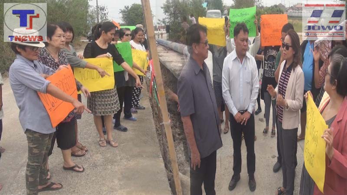 ฉะเดือด !!? ชาวบ้านแห่ชูป้ายร้องเรียน โครงการขุดเจาะถนนฝังท่อแรงดันน้ำ เอาง่ายเข้าว่า! ด้าน ผญบ.ฉุนจัด..ลั่น! ทำทุกอย่างถูกต้องแล้ว (คลิป)