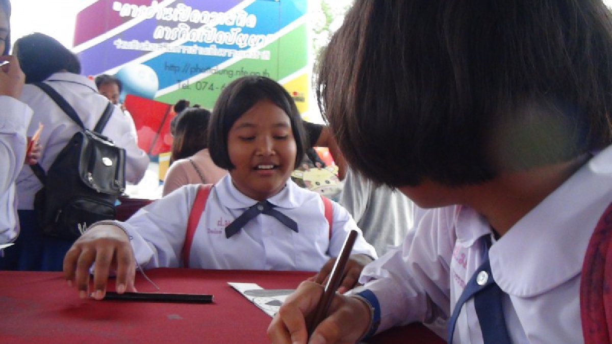 ***ทหารโรยตัวลงจากเฮลิคอปเตอร์ ในงานวันเด็กล่วงหน้าของทหารพัฒนา (ชมคลิป)