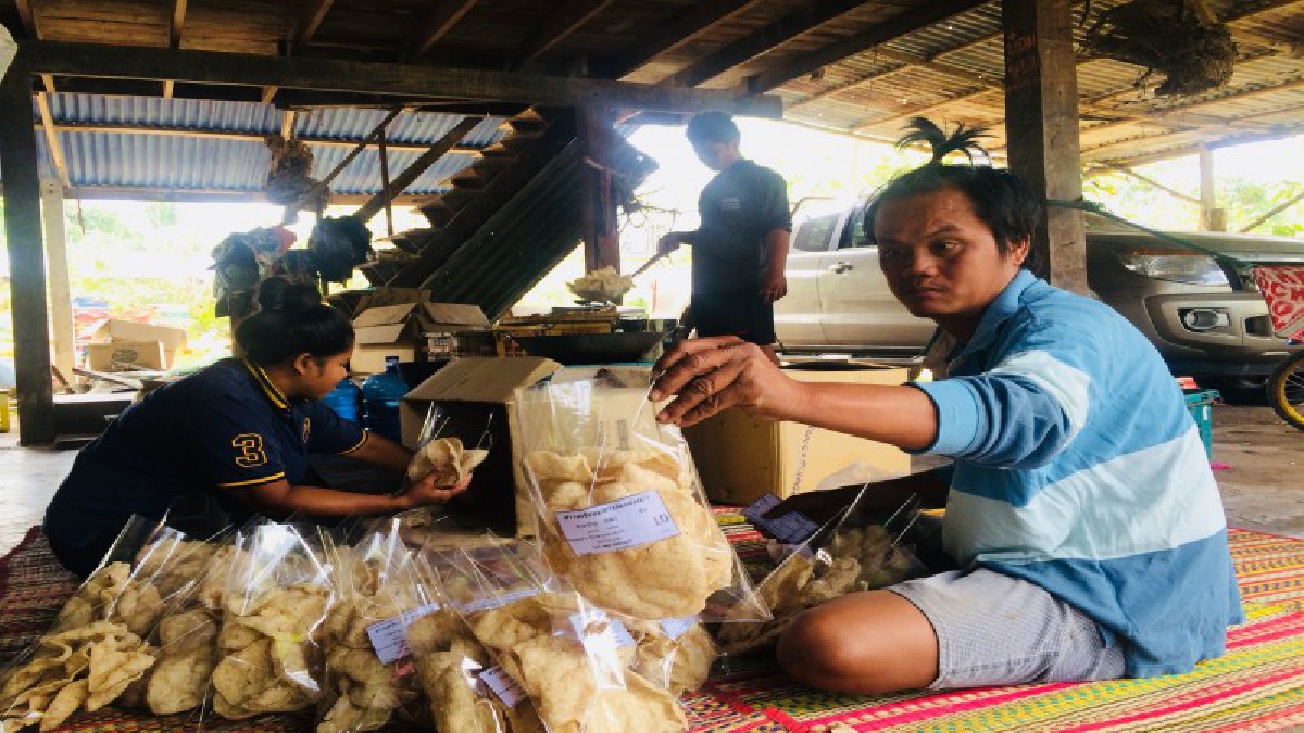 คิดก่อน ทำก่อน รวยก่อน!! อดีตลูกจ้างโรงงาน กลับสุรินทร์บ้านเกิด ทำข้าวเกรียบปลาขาย ทำง่ายๆ ลงทุนน้อย แต่รายได้สุดปัง..!! (มีคลิป)