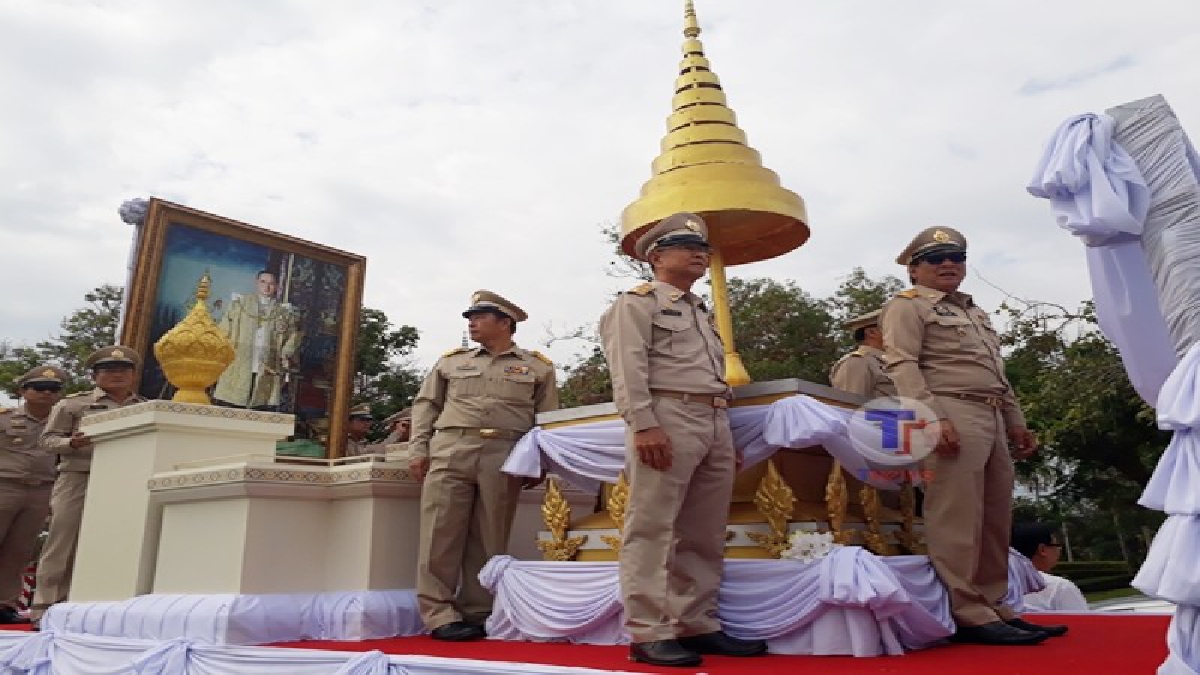 รื้อถอนพระเมรุมาศ!? ผู้ว่าฯระยอง พร้อมข้าราชการและประชาชน ประกอบพิธีบวงสรวงรื้อถอนพระเมรุมาศจำลอง(มีคลิป)