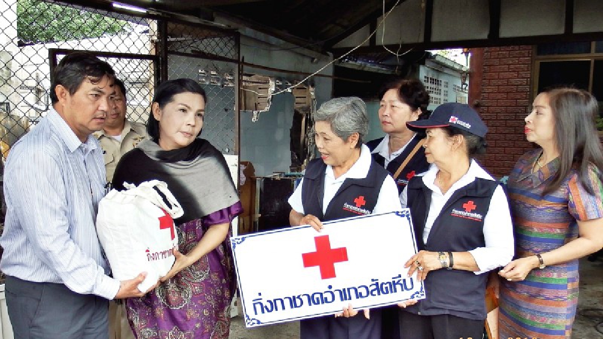 เพื่อนขวัญและกำลังใจ!?นายอำเภอ กิ่งกาชาดสัตหีบ เยี่ยมให้กำลังใจพร้อมมอบเงินช่วยเหลือครอบครัวผู้ประสบเหตุไฟไหม้(มีคลิป)