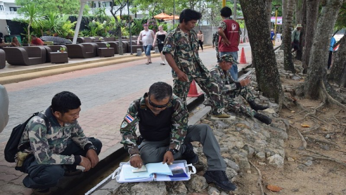 กระบี่!! เจ้าหน้าที่อุทยานฯ เดินหน้าตรวจสอบผู้บุกรุกพื้นที่ชายหาดสาธารณะ