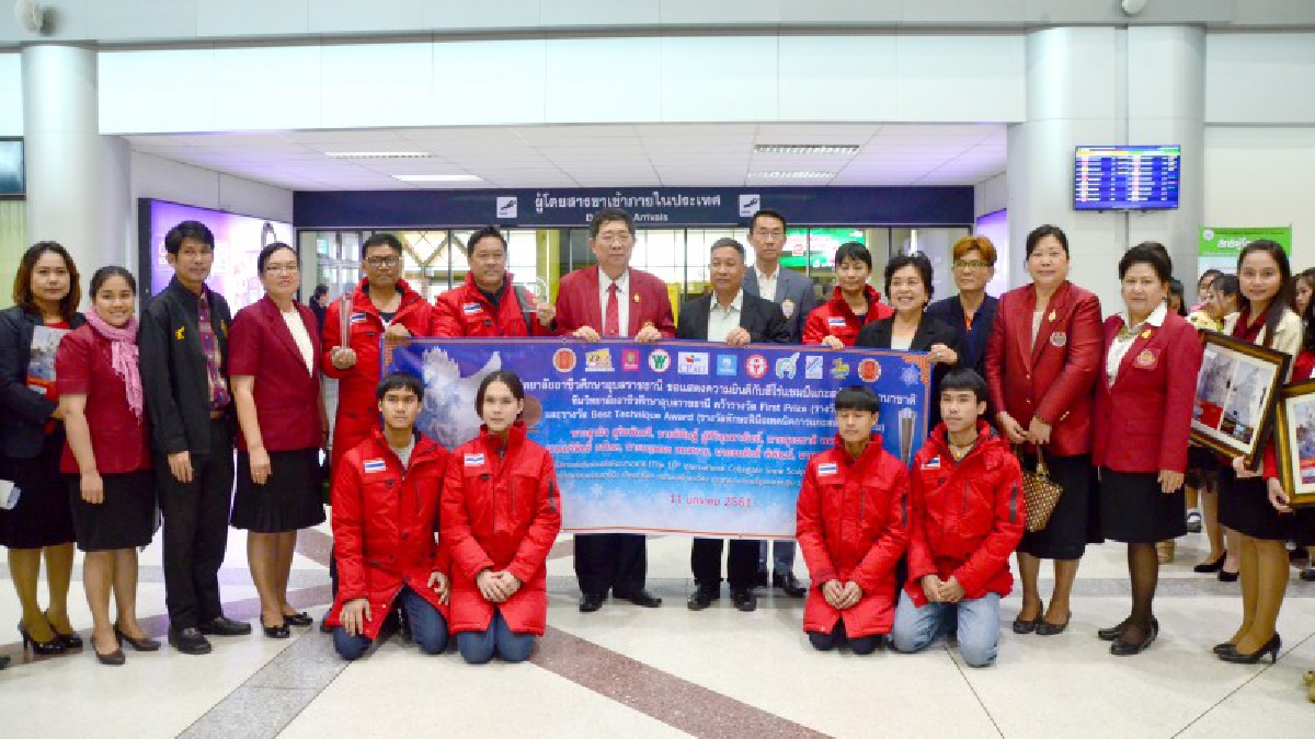 ทีมแกะสลักหิมะหน้าบาน!! พล.อ.ประยุทธ์ ชม..เด็กอาชีวศึกษาไทย คือต้นแบบที่ดีงามของสังคมไทย หลังจากที่ได้รับชัยชนะกลับมา (ชมคลิป)
