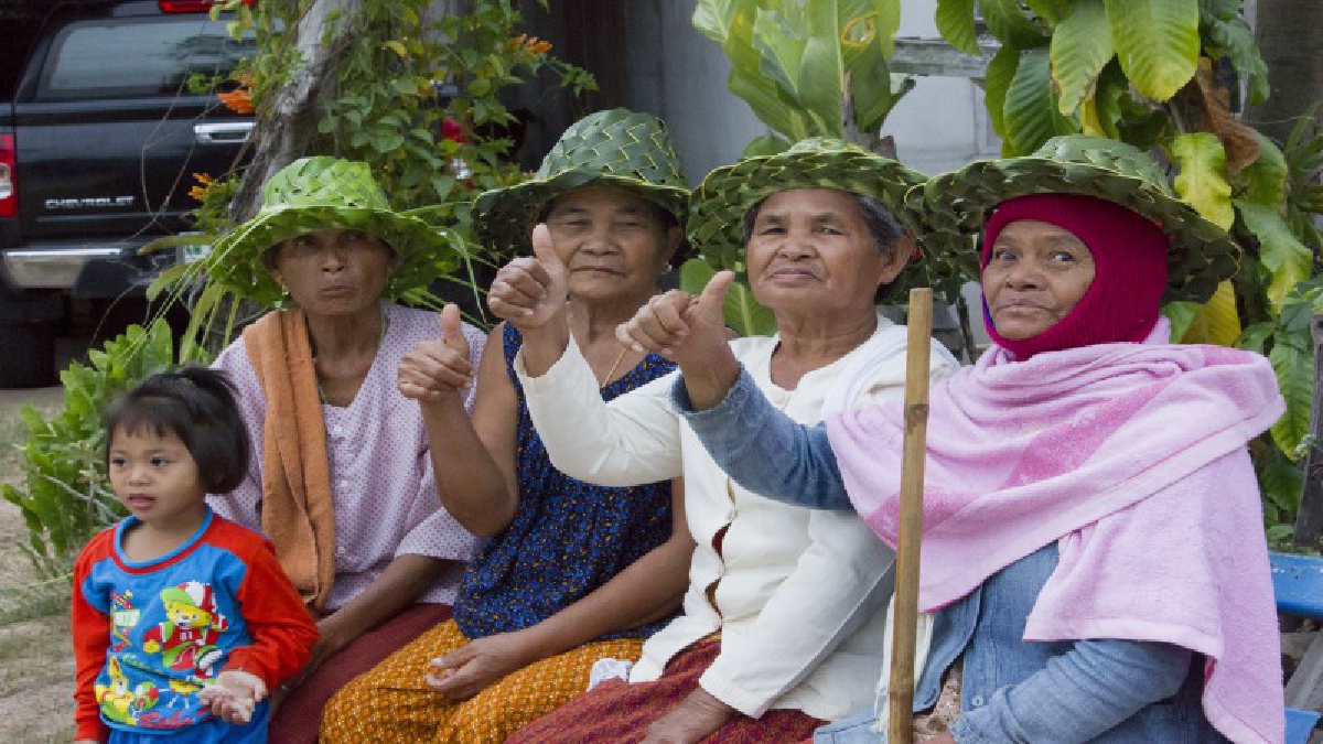 สีสัน-สุดวินเทจ!! ผู้ใหญ่บ้าน &ldquo;ตีกะลอ&rdquo;เรียกลูกบ้านมาประชุม  นายอำเภอส่วมหมวกสานใบมะพร้าวอินดี้ ตรวจประเมินผลงาน  (ชมคลิป)