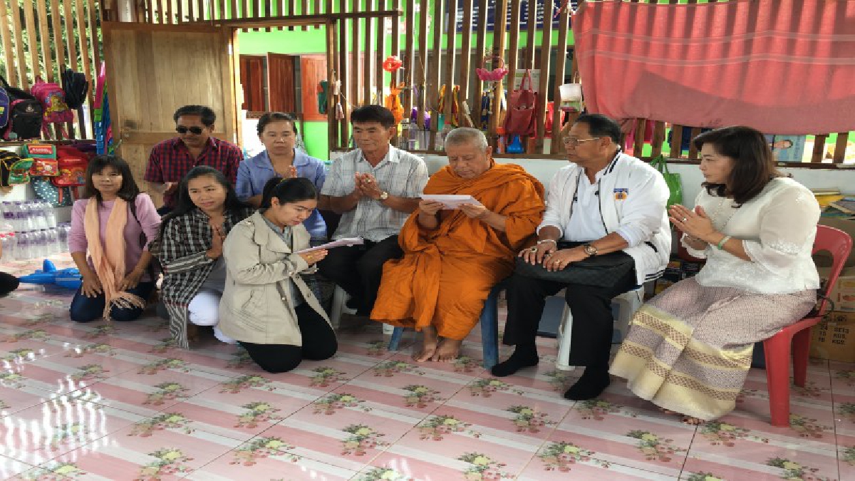 คนไทยใจดี..ผู้ใจบุญมาช่วยสมทบข้าวสารอาหารเสริมให้เด็กก่อนวัยเรียน”โรงเรียนไร่ส้ม” ครูแสงดาวเปิดเรียนฟรีอยู่ฟรีกินฟรีและสอนฟรีลูกต่างด้าว