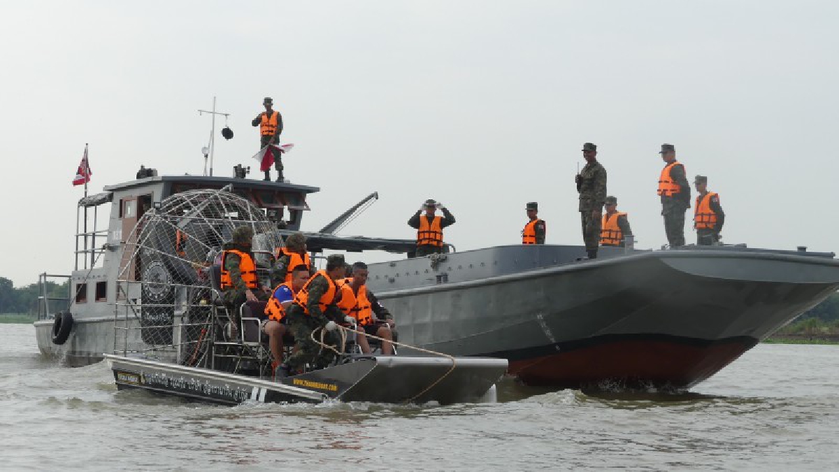 **ปทุมธานี กองเรือเล็กทดสอบนำเรือแอร์โบ๊ต ฝึกซ้อมช่วยผู้ประสบภัยน้ำท่วม