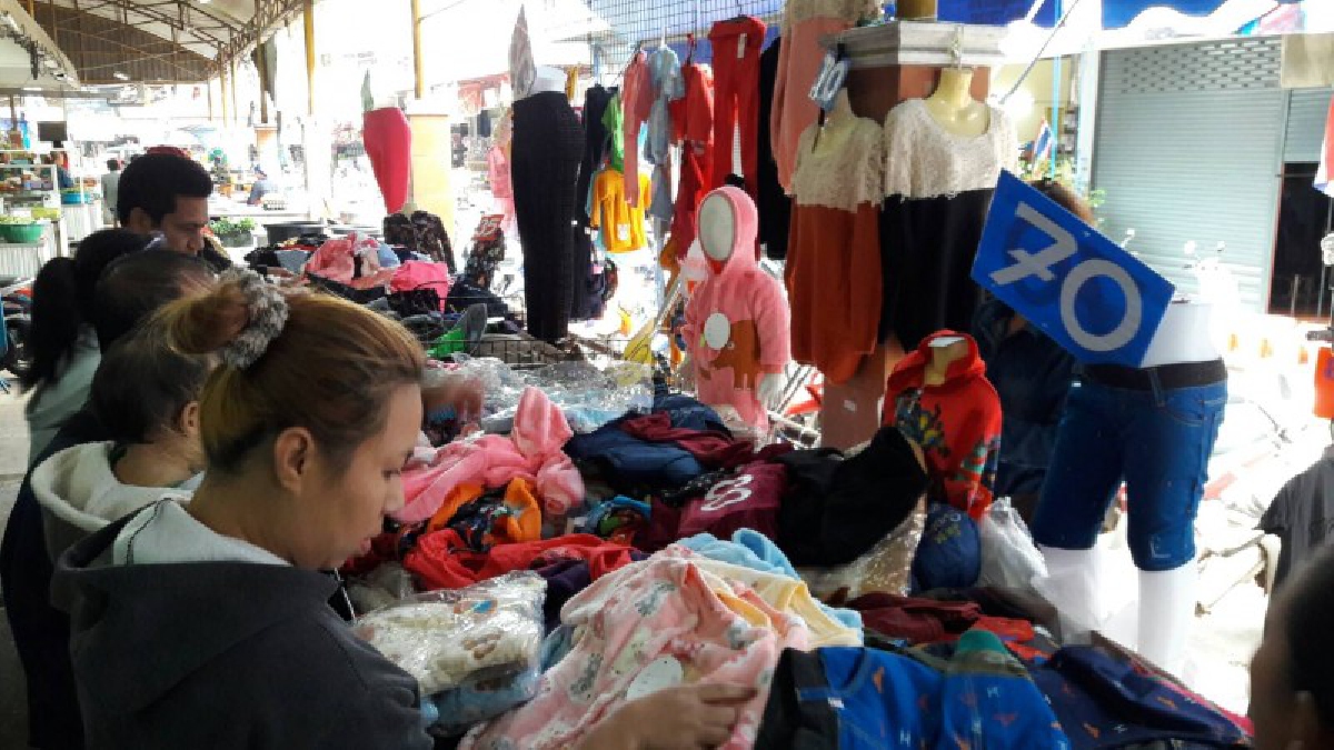 อากาศเย็นลงต่อเนื่อง !! ชาวหนองคายแห่ออกมาเลือกซื้อผ้าห่ม และเสื้อกันหนาว รับหน้าหนาวกันอย่างคึกคัก ทำเอาพ่อค้าแม่ค้ายิ้มกันแก้มปริ..!!