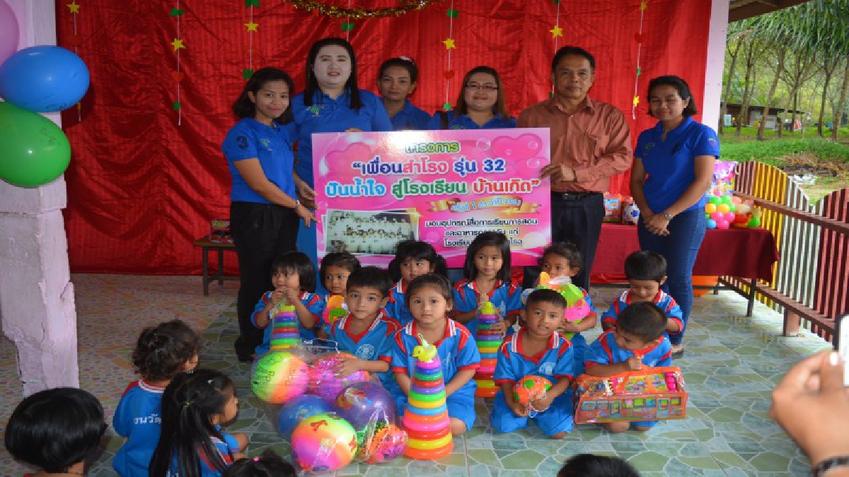 ชื่นชมพี่ช่วยน้อง!!ศิษย์เก่าสำโรง 32 รวมพลังจัดกิจกรรมโครงการ“ปันน้ำใจสู่โรงเรียนบ้านเกิด”มอบอุปกรณ์การเรียน,เลี้ยงอาหารรุ่นน้องชื่นมื่น