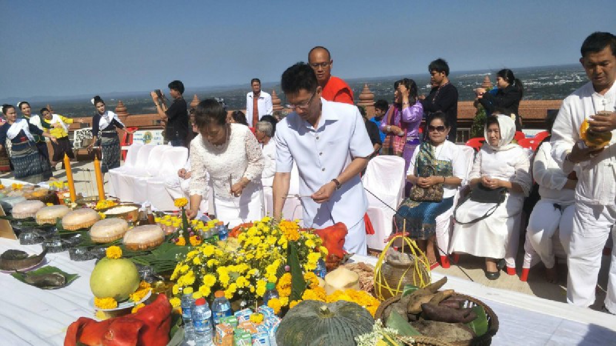 มุกดาหาร!! จัดพิธีบวงสรวง ก่อนที่จะทาสีพระพุทธรูปเฉลิมพระเกียรติฯ ซึงเป็นโครงการปรับปรุงวัดรอยพระบาทภูมโนรมย์ เพื่อให้สวยเด่นเป็นสง่า