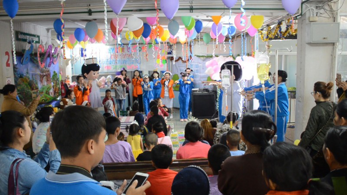 ร.พ.ศูนย์อุดรฯ จัดกิจกรรมวันเด็กสร้างความสุขให้แก่เด็กที่ป่วยไม่สามารถไปร่วมกิจกรรมข้างนอก ส่วนสาวพยาบาลเต้นประกอบเพลงปานามา