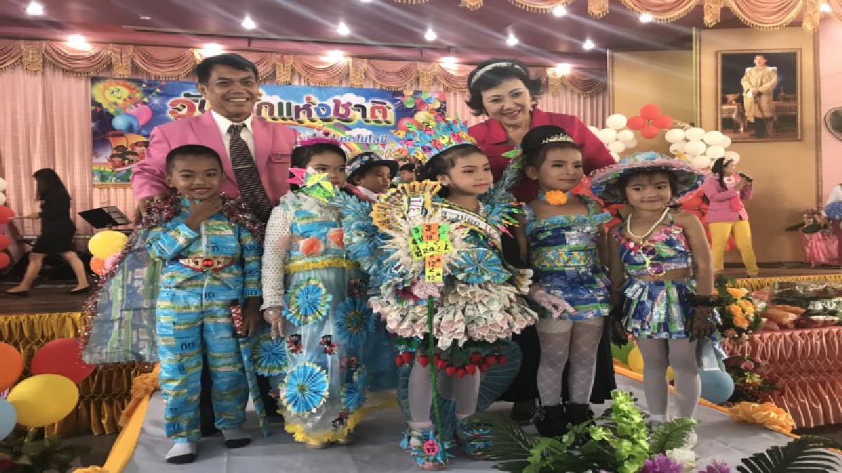 ศรีสะเกษอากาศหนาวเย็นเด็กเดินแบบรีไซเคิลอย่างสนุกสนานในวันเด็กแห่งชาติ