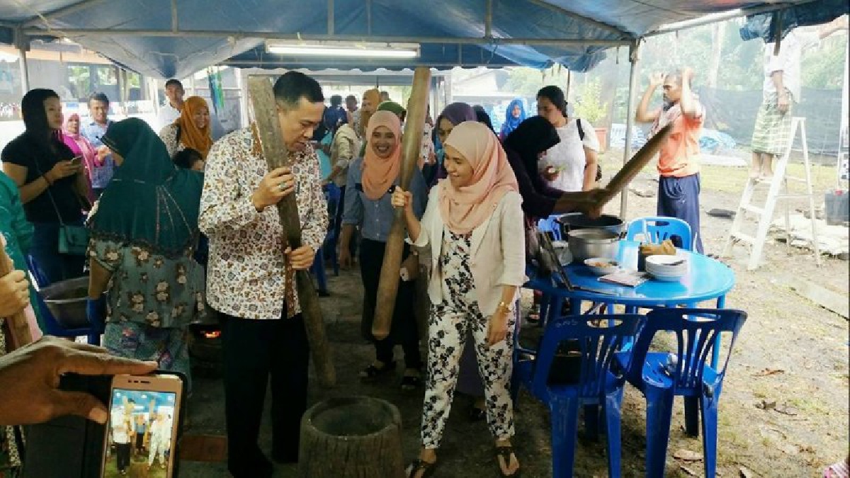 เฮฮาทิ่มเม่า!! อ.ละงู สืบสานวัฒนธรรมพื้นบ้าน "ทิ่มเม่า" รวมญาติ เผยแพร่ของดี สร้างรายได้ให้ชุมชน