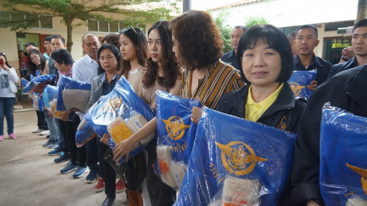 ต้านภัยหนาว!! การร่วมมือกันระหว่างภาคเอกชน และภาครัฐ โรงเรียน ตำรวจ ช่วยเหลือผู้ด้อยโอกาส มอบเครื่องกันหนาว..!??