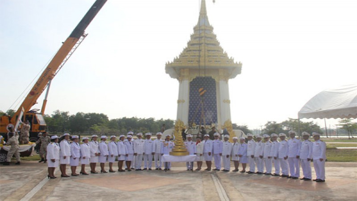 อัญเชิญพระนพปฎลสุวรรณฉัตรลงจากยอดพระเมรุมาศจำลองด้านผู้ว่าฯเผยเตรียมสร้าง”พระบรมราชานุสาวรีย์” ณ โครงการ”แก้มลิง” “บ้านของพ่อ”(มีคลิบ)