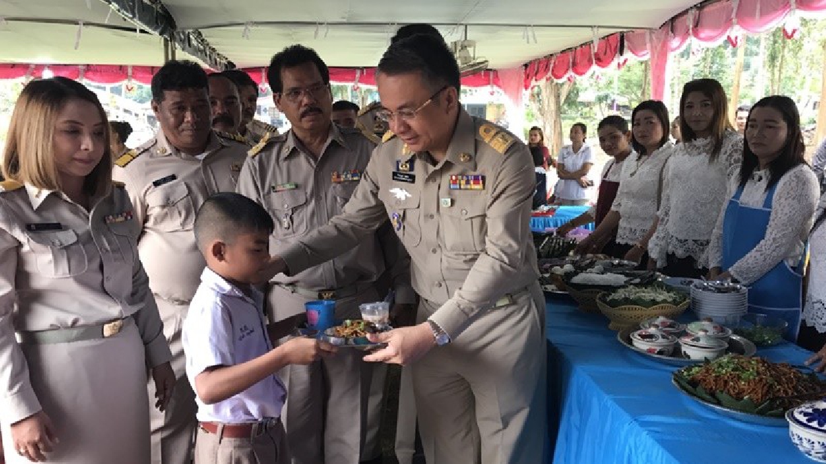 ในหลวงรัชกาลที่ 10 พระราชทานเลี้ยงอาหารกลางวันนักเรียน ครู ผู้ปกครอง จ.สุราษฎร์ธานี&nbsp;มอบเป็นของขวัญพระราชทานเนื่องในวันเด็กแห่งชาติ