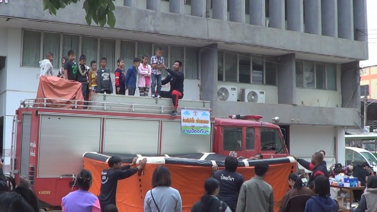 เทศบาลเมืองสุโขทัยจัดงานวันเด็กโชว์รถดับเพลิง น้องๆแห่เที่ยวขนมเต็มกระเป๋า
