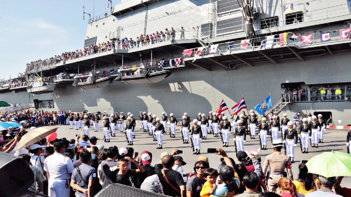 ประชาชนนับหมื่นพาบุตรหลาน หลั่งใหลแห่ชมเรือหลวงจักรีนฤเบศร ในงานวันเด็กแห่งชาติ