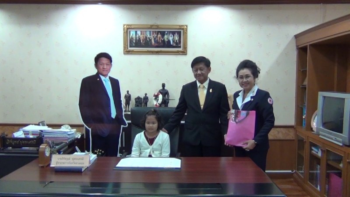 ***อ่างทอง บรรยากาศวันเด็กแห่งชาติผู้ว่าฯเปิดห้องรอต้อนรับเด็กให้ทดลองนั่งโต๊ะทำงานประชาชนพาลูกหลานเที่ยวงานวันเด็กคึกคัก