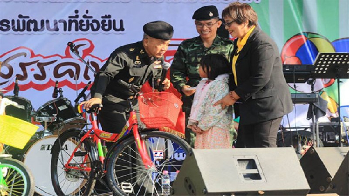 ชุมพร-จัดกิจกรรมวันเด็กแห่งชาติ ประจำปี 2561 เด็กไทยใจรักษ์วัฒนธรรม ด้าน ทหาร มทบ.44 ก็เปิดค่ายต้อนรับเด็กๆด้วย(มีคลิบ)