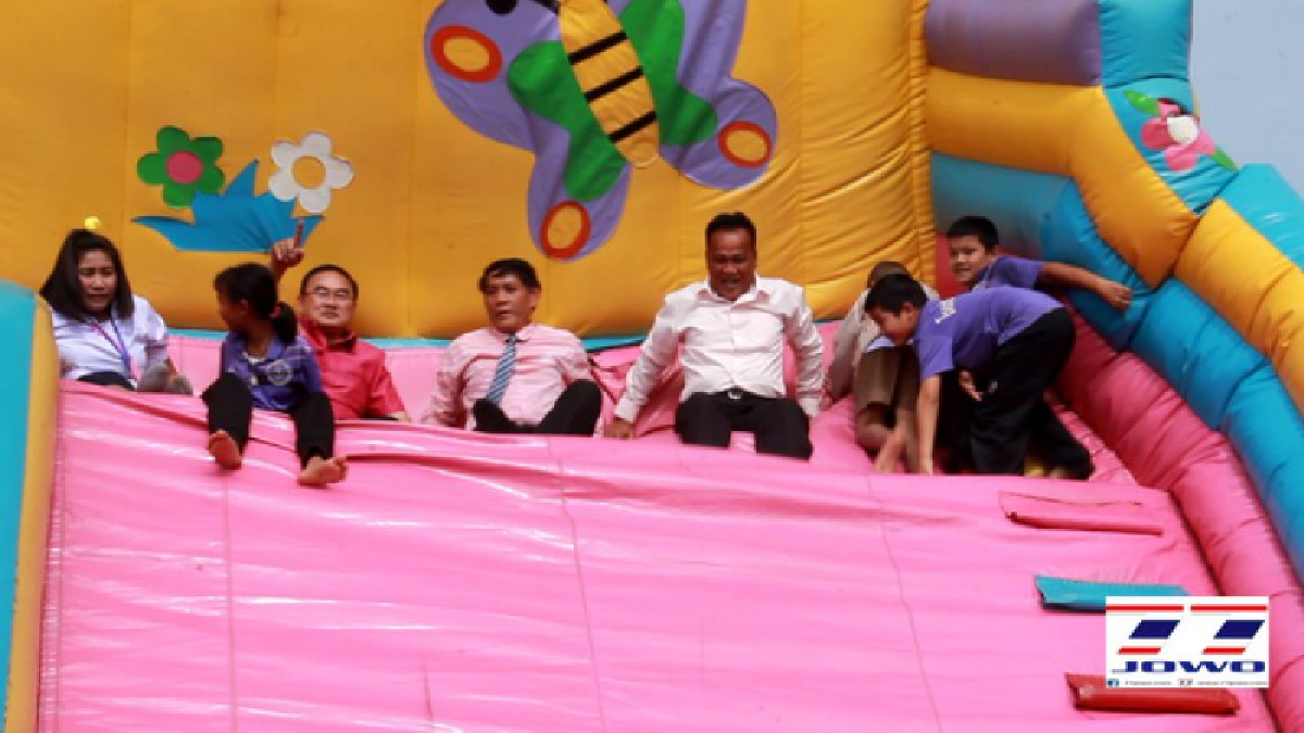 งานนี้ลุงขอเล่นด้วย !! พ่อเมืองลับแลนำทีมเด็กโข่ง เล่นสไลเดอร์ลม น้ำหนักเกินยุบล่วงไม่เป็นท่า ก่อนแอ๊คโชว์นักข่าวถ่ายรูปสนุกสนาน