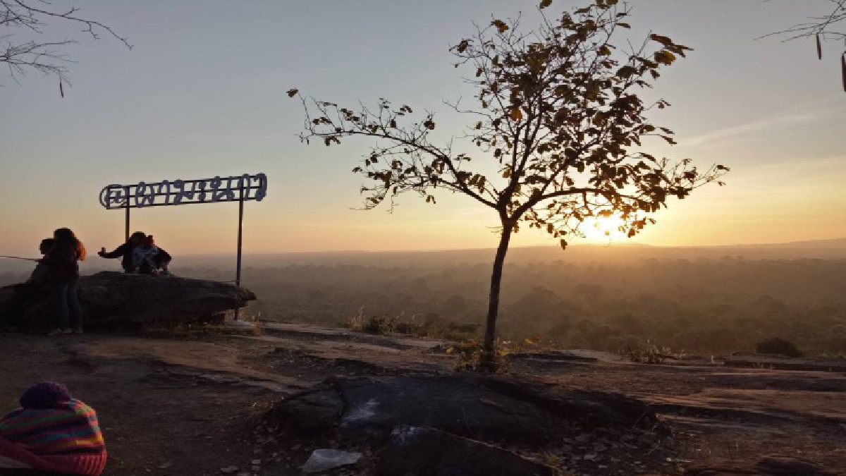 ความงดงามของธรรมชาติ!! นทท.แห่กันขึ้นไปสัมผัสลมหนาวบน "ผามะนาว" ชมแสงอรุณแรกของดวงอาทิตย์ ชายแดน ไทย-กัมพูชา..!??
