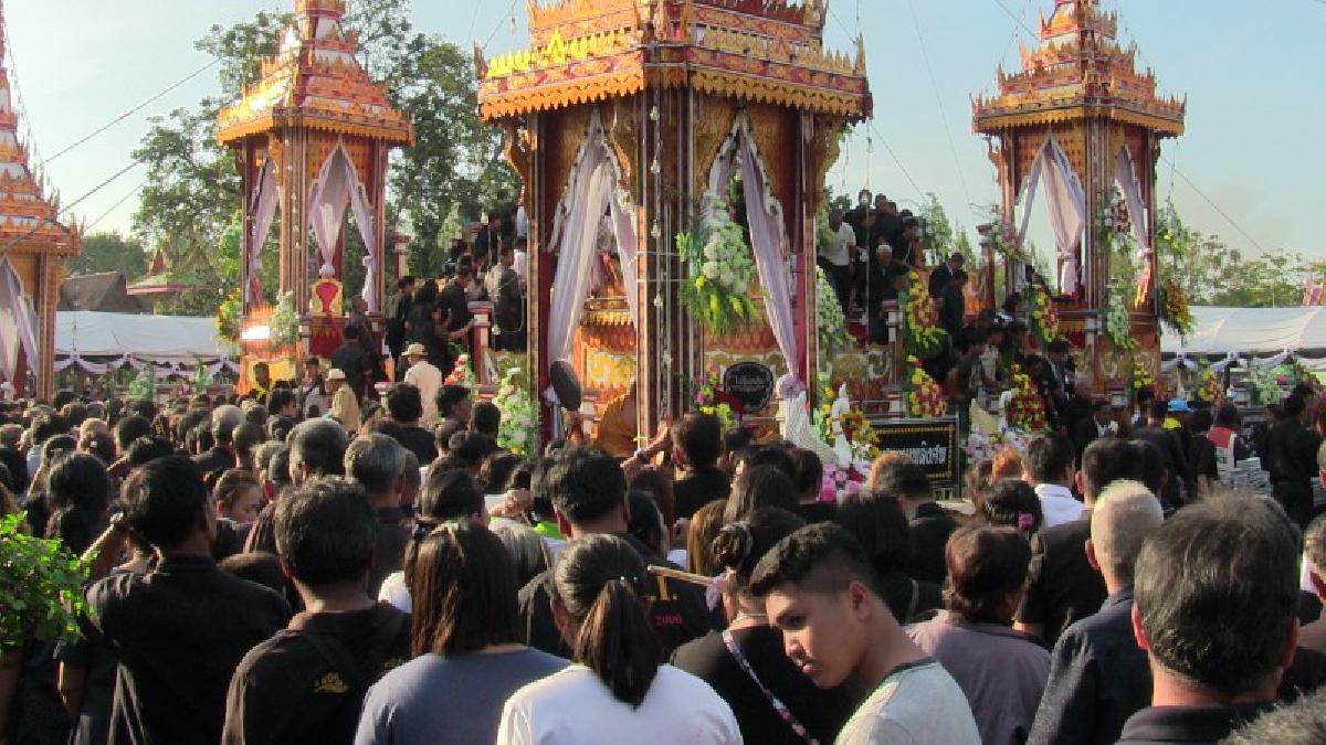 มืดฟ้ามัวดิน ! ปชช.แห่ร่วมงานพระราชทานเพลิงศพ"อดีตเกจิชื่อดังอ่างทอง"  มีเครื่องรางของขลังเพียบ เผย..เหรียญรุ่นแรกปี 2505 ปืนยิงไม่ออก?