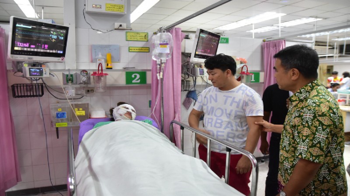 ผวจ.ภูเก็ตรุดให้กำลังใจนทท.ชาวจีนที่ประสบอุบัติเหตุ เรือสปีดโบ๊ทคิงโพไซดอน 959 เครื่องยนต์ระเบิดและไฟไหม้ หน้าถ้ำไวกิ้ง