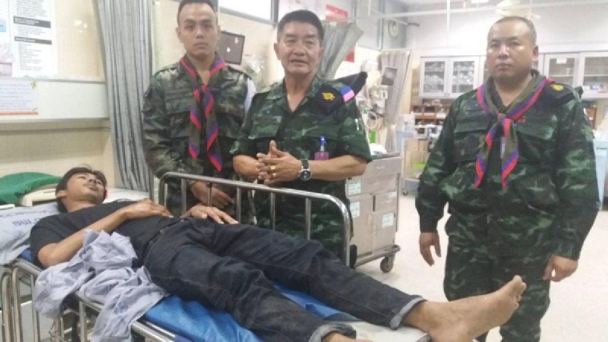ผบ.ฉก.ปัตตานีรุดเยี่ยมและให้ความช่วยเหลือญาติผู้เสียชีวิต จากเหตุรถหุ้มเกราะทหาร เสียหลักพุ่งชนร้านก๋วยเตี๋ยว ทำชาวบ้านเสียชีวิต-เจ็บ (คลิป)
