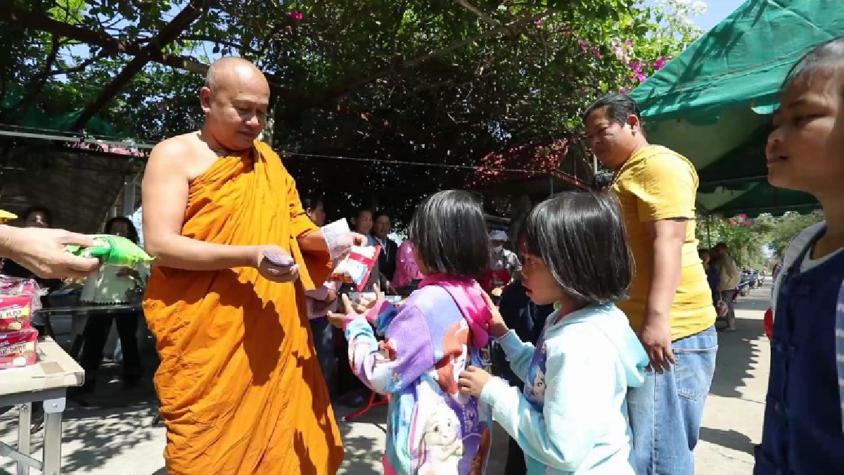 พระมาโปรด..เกจิชื่อดังกรุงเก่า ทำบุญให้โยมพ่อ พร้อมแจกทุนการศึกษาให้เด็กๆวันเด็กแห่งชาติ ที่บ้านเกิด อ.พิมาย โคราช(คลิป)