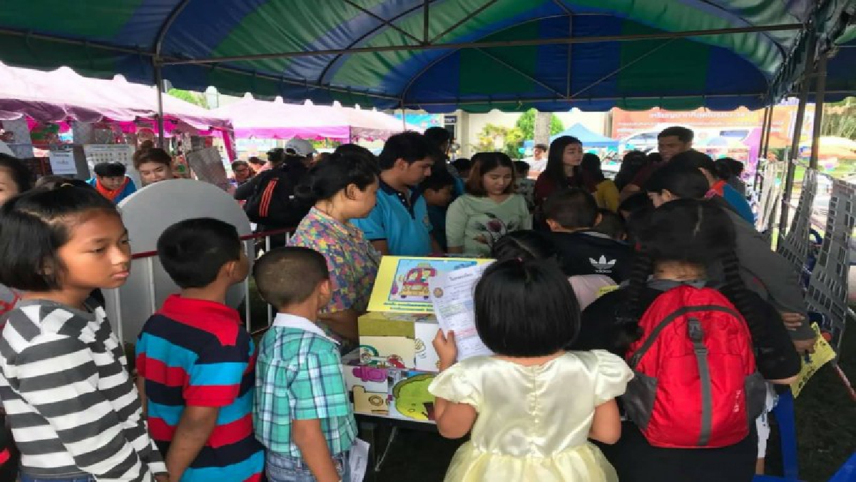 ภาครัฐและเอกชนจังหวัดสุราษฎร์ธานีจัดกิจกรรมเนื่องในโอกาสวันเด็กแห่งชาติ ประจำปี 2561 ผู้ปกครองจูงมือลูกหลานเข้าร่วมงานอย่างเนืองแน่น