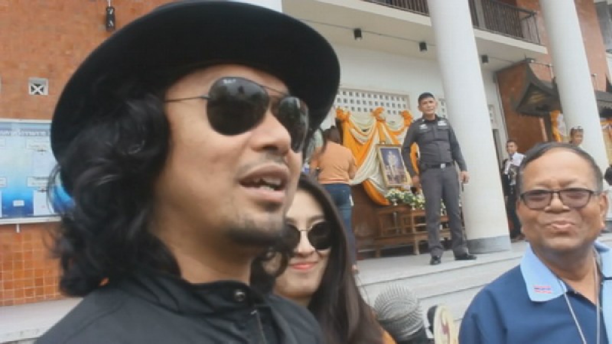 ตำรวจเมืองคอน ผวา...ไม่กล้าเข้าใกล้เสก หวั่นโดนย้ายหากถ่ายภาพด้วย (คลิป)