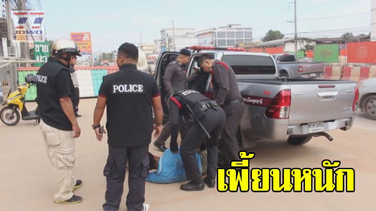 พลเมืองไล่ตะครุบตัวหนุ่มมือบอน ขว้างก้อนหินใส่รถของชาวบ้านที่สัญจรไปมา เห็นตร.มา รีบนอนราบลงกับพื้น ? (คลิป)