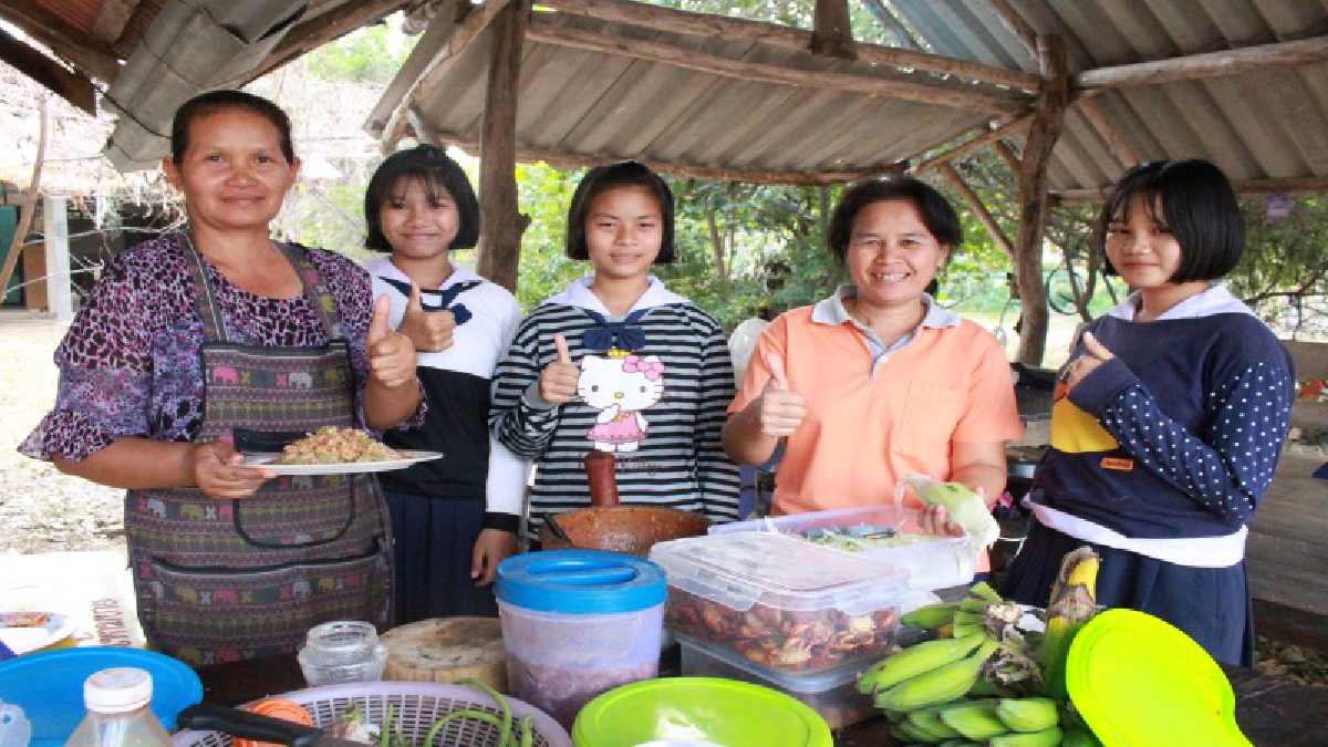 น้ำลายไหล!! “ป้าวร ส้มตำ” อร่อยหน้าโรงเรียน ขวัญใจเด็กๆแซ่บเวอร์ ขายมานานกว่า 12 ปี อร่อยเกินราคา