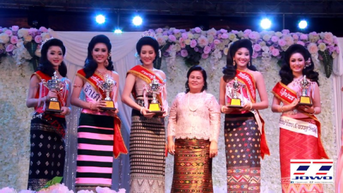 สวยงามตระการตา!! นางสาวอุตรดิตถ์ ประชันโฉมลายผ้าทอพื้นเมืองระดับ 5 ดาว ในชุดเกาะอกและผ้าซิ่นตีนจก ผ้าลายน้ำไหล ขิด มัดหมี่ หลากหลายลวดลาย