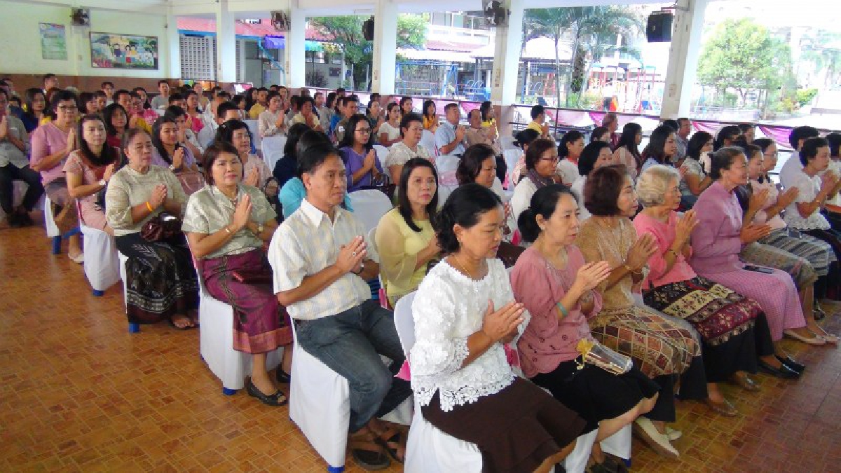 สตูล..!! ครู และ อาจารย์ร่วมพิธีตักบาตร เนื่องในวันครูแห่งชาติ เพื่อเสริมศิริให้ตนเองและเป็นการรำลึกถึงครู ในพื้นที่ชายแดนที่ได้อุทิศตน
