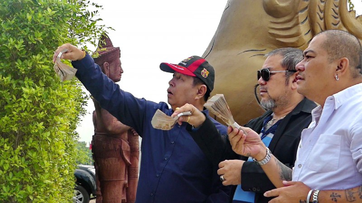 สร้างบุญ..สร้างกุศล!! "โป๊งเหน่ง เชิญยิ้ม" พร้อมเพื่อน ร่วมสร้างพญานาค 7 สีถวายฤๅษีเณร หลังถูกหวยรางวัลใหญ่..!?