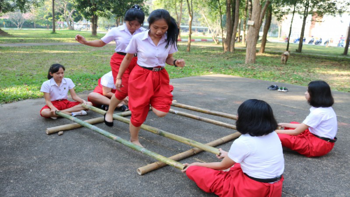 ดีงามมาก! นศ.ราชภัฎลำปางจับกลุ่มเล่นรีรีข้าวสาร,มอญซ่อนผ้า สืบสานการละเล่นพื้นบ้านไทย