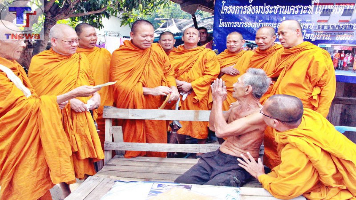 คณะสงฆ์อำเภอสัตหีบห่วงใยคนในชุมชน เดินบริจาคสิ่งของให้ผู้ป่วยผู้สูงวัย 20 ครัวเรือน
