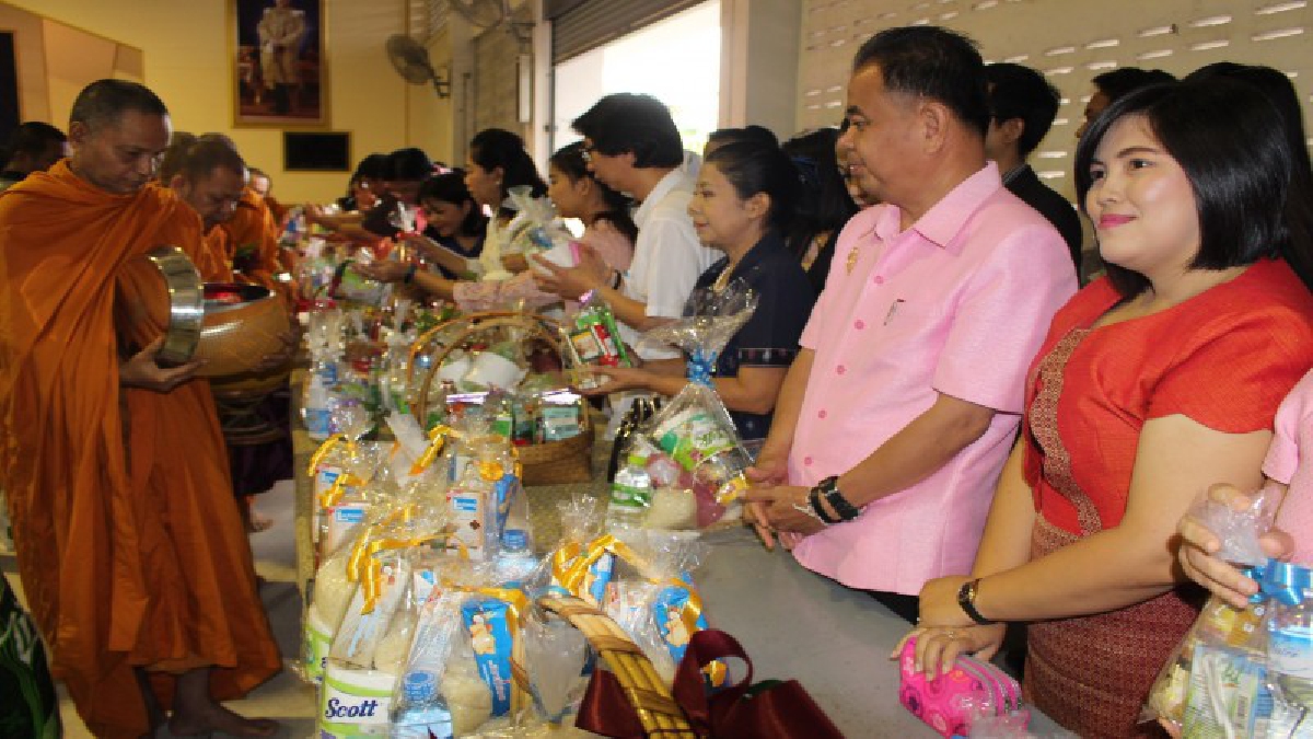 ครูนราธิวาสร่วมงานวันครู ครั้งที่ 62 พร้อมมอบโล่และเกียรติบัตรเชิดชูเกียรติครูและบุคลากรทางการศึกษา
