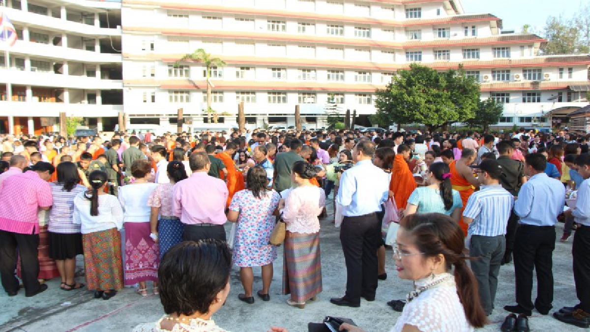 วันครูเมืองตรัง!! ครูตรังร่วมทำบุญตักบาตร พระสงฆ์ สามเณร จำนวน 99 รูป เนื่องในวันครู (ชมคลิป)