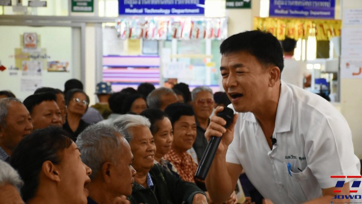 ผอ.รพ.แหลมสิงห์ คว้าไมค์ร้องเพลง &ldquo;ขอเงินหาตังค์&rdquo; สร้างความสุขร่วมกันทั้งผู้ให้และผู้รับ แบ่งเบาภาระค่าใช้จ่าย (มีคลิป)