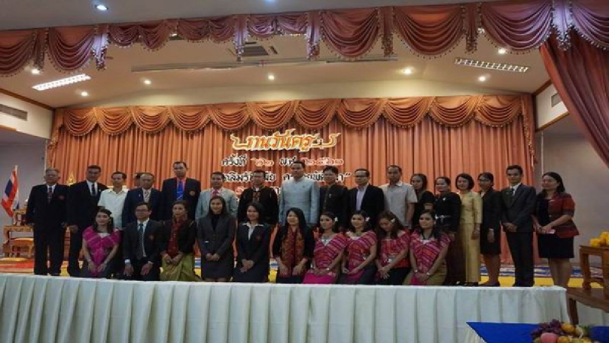 ศรีสะเกษ..!! จัดงานวันครู สื่อให้เห็นถึงบทบาทหน้าที่ ครูต้องเป็นเรือจ้างที่ทรงคุณค่า ส่งศิษย์ถึงฝั่งอย่างสง่าผ่าเผย