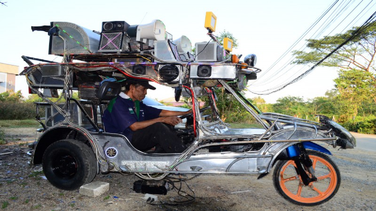 จัดหนัก จัดเต็ม ! "ลุงลาภ"ช่างซ่อมมอเตอร์ไซค์ไอเดียบรรเจิด แต่งสามล้อคันโปรด ติดเครื่องเสียงกว่าแสนบาท ไว้บริการตามงานต่างๆ