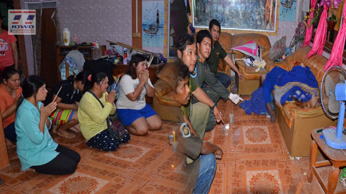 สลด ! เจ้าของเขียงหมูดับปริศนาคาบ้านพัก นอนบนโซฟา เลือดออกปาก แต่ไม่พบร่องรอยถูกทำร้าย ?