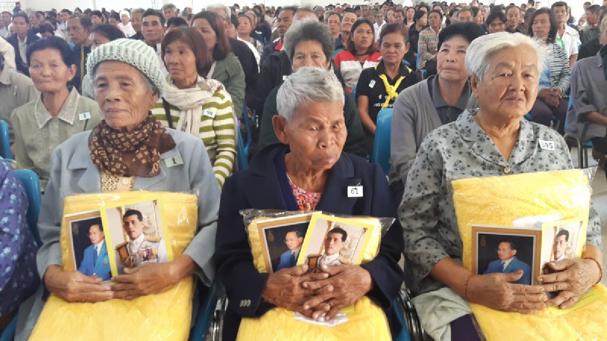 มูลนิธิราชประชานุเคราะห์ในพระบรมราชูปถัมภ์ มอบผ้าห่มกันหนาวพระราชทานแก่ราษฎรในเขตพื้นที่อำเภอป่าติ้ว จำนวน750ผืน (มีคลิป)