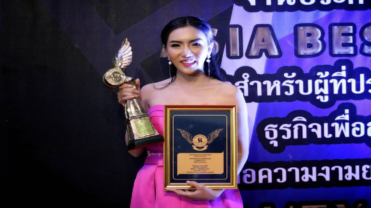 โดดเด่น  3 สาว ฮอต ผู้ผลิตภัณฑ์ความงามจากธรรมชาติยอดเยี่ยมแห่งปี