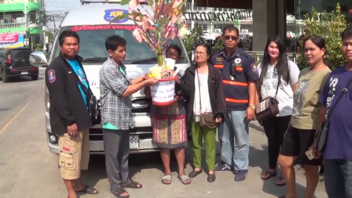 ประธานกู้ภัยฯให้ทีมงานนำผ้าป่ามามอบให้เพื่อนำไปทอดที่วัด.!!  หลังจากที่โจรแสบมาในคราบสวมเสื้อวิน จยย.รับจ้างพอคนเผลอแอบฉกกองผ้าป่าไปทั้งต้น